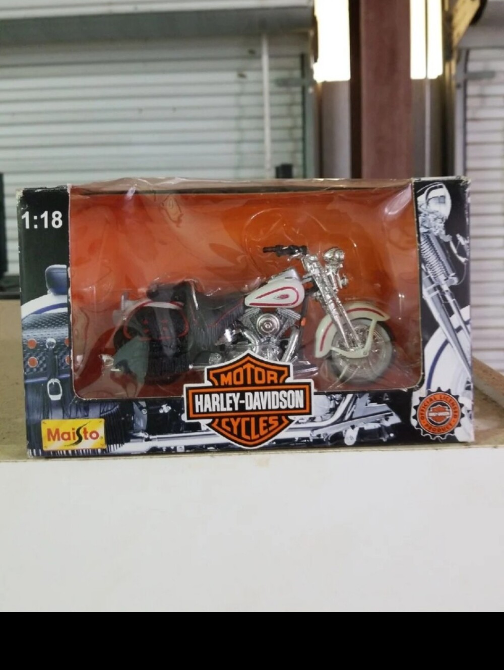 080326. Harley davidson motorcyçle Modelhe Model is  3 X5. The box has mlnor dam